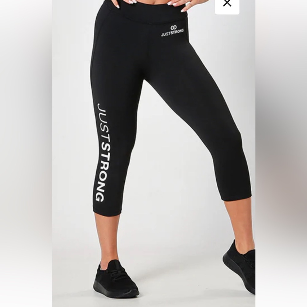 Like New Jet Black 3/4 Just Strong Capris